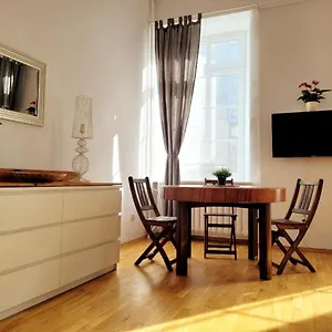 https://przytulne-apartamenty-w-centrum-warszawy.warsawhotelspoland.com